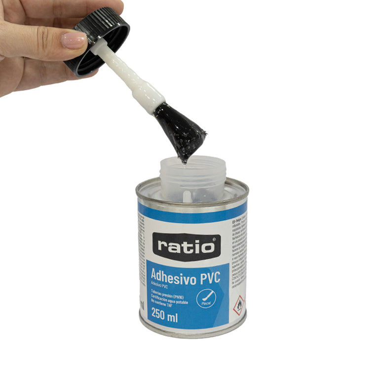 Aplicación de adhesivo PVC RATIO con el pincel integrado para evitar goteos y asegurar el sellado.