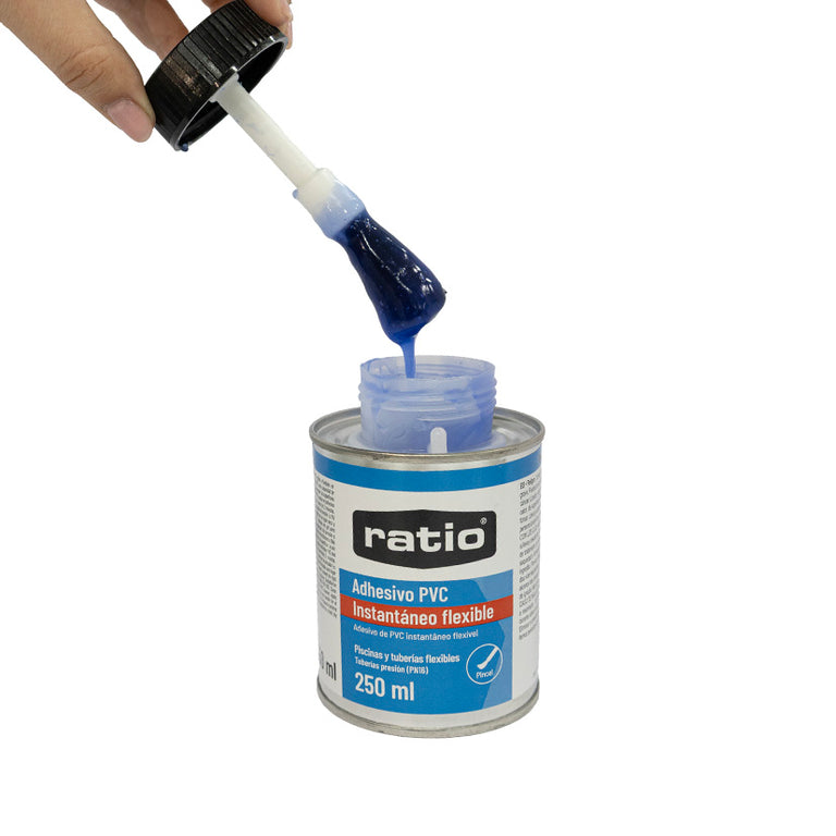 Detalle del pincel aplicador con adhesivo PVC azul para soldadura química de tuberías flexibles y rígidas.