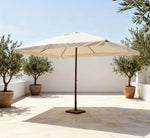 Sombrilla de gran formato instalada en terraza minimalista con protección solar UV30.