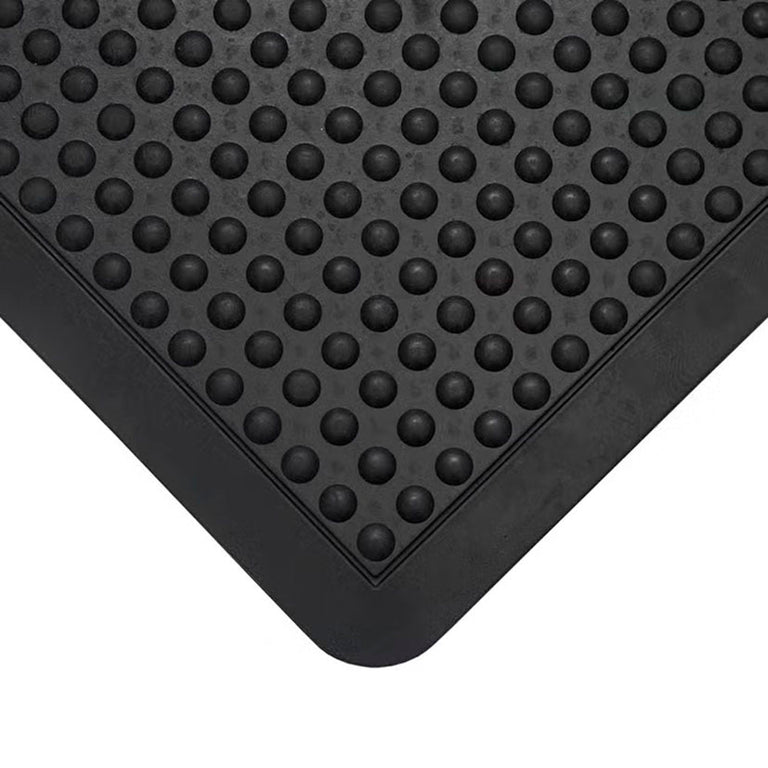 Detalle de la superficie con relieve de burbujas de la alfombra antifatiga Faru Bubblemat de caucho negro