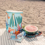 Nevera Campingaz Ethnic 15L en uso real sobre arena de playa con alimentos frescos