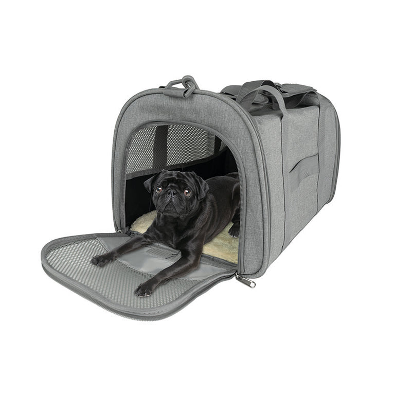 Perro de raza pug descansando dentro del transportín JOCCA con apertura lateral abierta