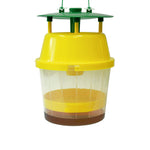 Trampa para avispa velutina de plástico amarillo y transparente con tapa verde y gancho para colgar.