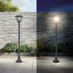 Comparativa día y noche de baliza solar negra de 110 cm instalada en un jardín moderno.