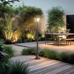 Iluminación ambiental de jardín con bolardo solar Xanlite BS400 en terraza de madera.