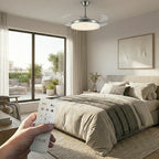 Dormitorio moderno con ventilador de techo HJM VT154 instalado y mando a distancia en primer plano.
