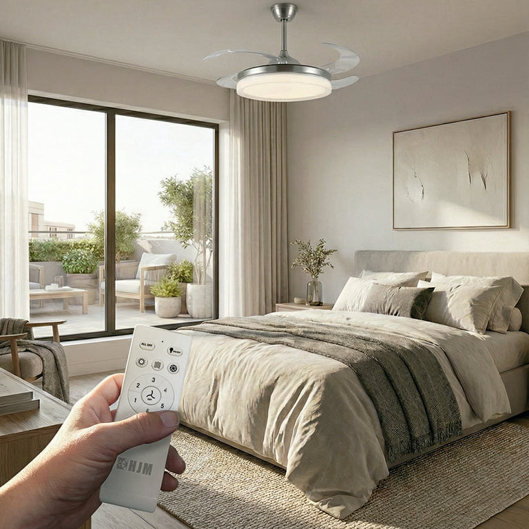Dormitorio moderno con ventilador de techo HJM VT154 instalado y mando a distancia en primer plano.