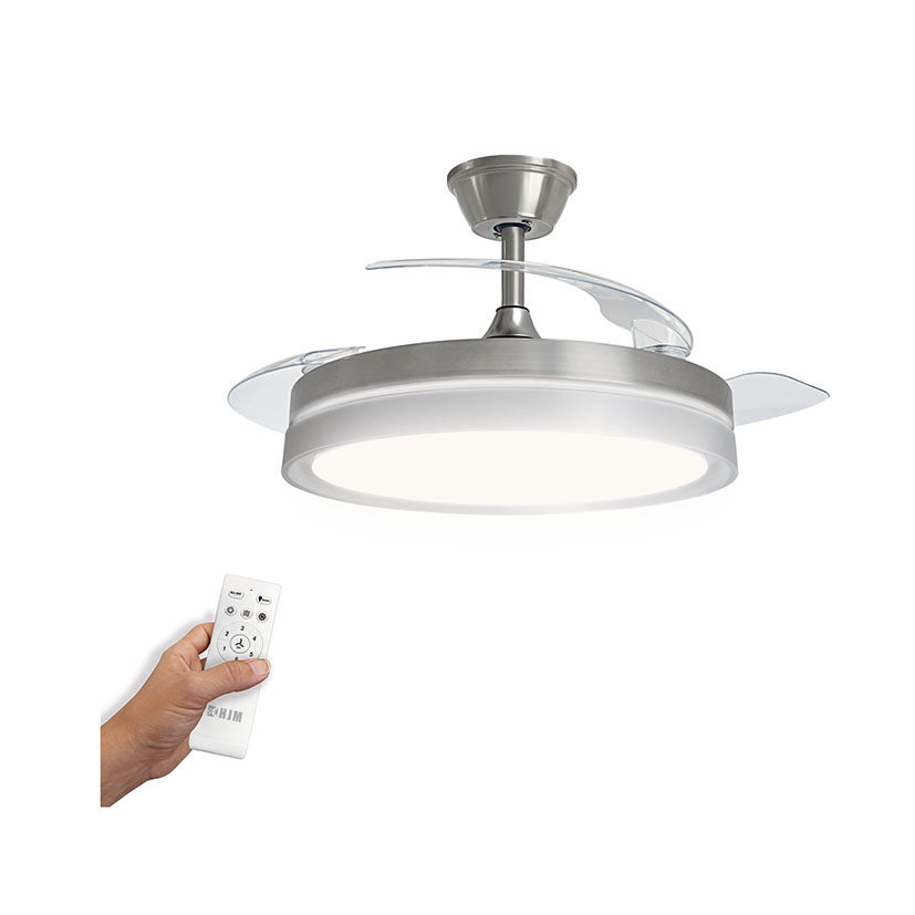 Ventilador de techo HJM VT154 con aspas desplegadas y mando a distancia sobre fondo blanco.