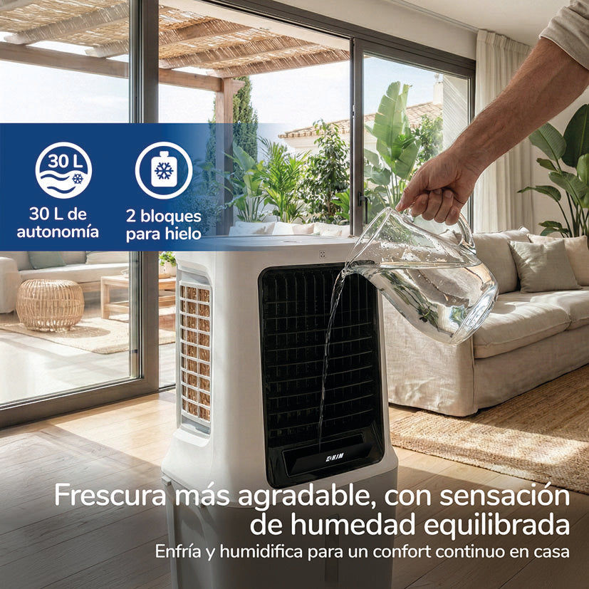 Climatizador HJM CLIM512 en salón doméstico mostrando el llenado del depósito de agua