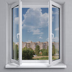 Ventana blanca abierta con mosquitera fija de malla gris instalada para protección contra insectos.