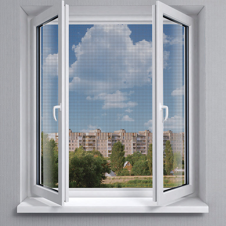 Ventana blanca abierta con mosquitera fija de malla gris instalada para protección contra insectos.