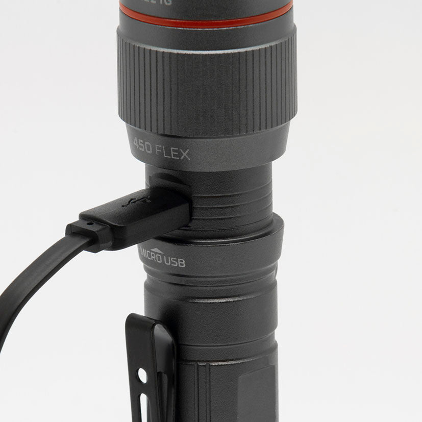 Detalle del puerto de carga Micro USB integrado en el cuerpo de la linterna NEBO Flex 450.