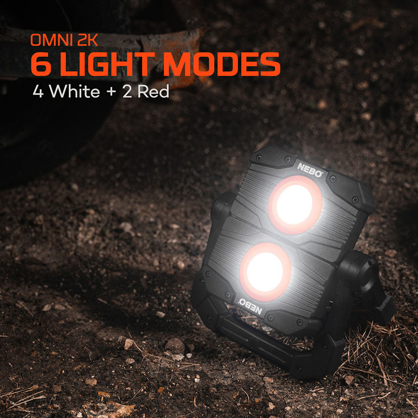 Foco NEBO Omni 2K encendido en exteriores destacando sus 6 modos de iluminación