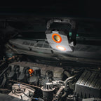 Uso del foco NEBO Omni 2K bajo el capó de un coche gracias a su base magnética
