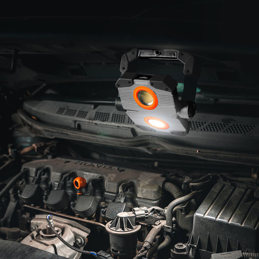 Uso del foco NEBO Omni 2K bajo el capó de un coche gracias a su base magnética