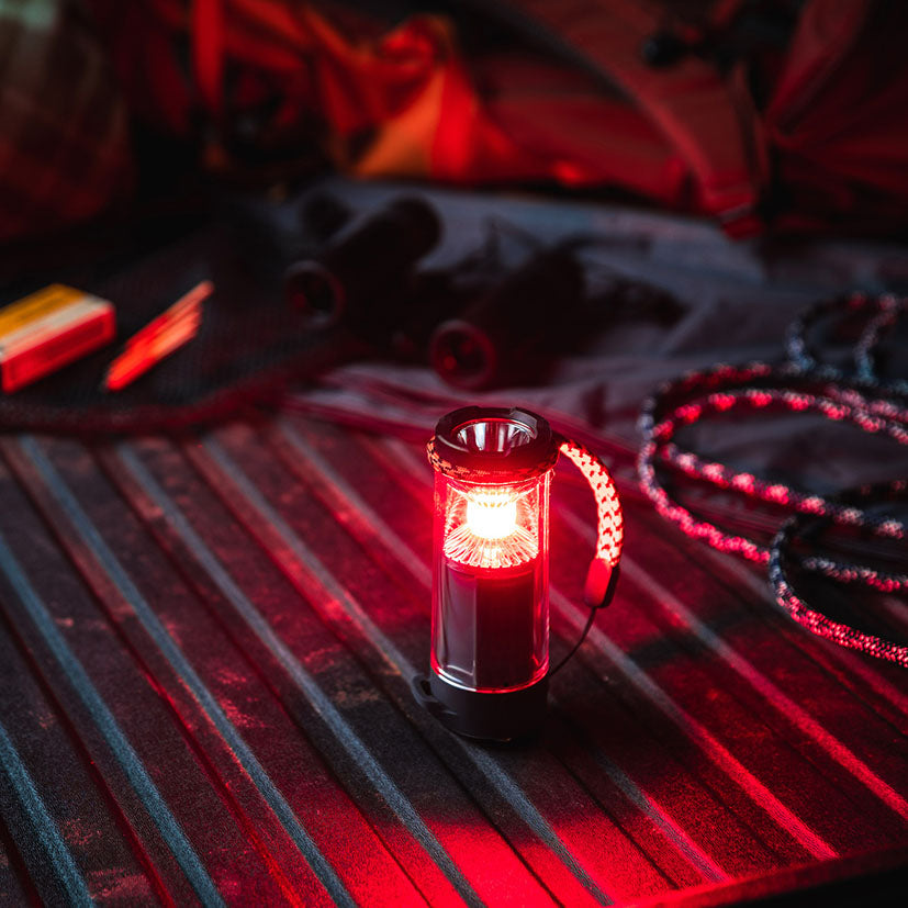 Lámpara NEBO Galileo Tempest 350 con luz roja de emergencia activada en entorno oscuro