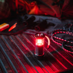 Lámpara NEBO Galileo Tempest 350 con luz roja de emergencia activada en entorno oscuro