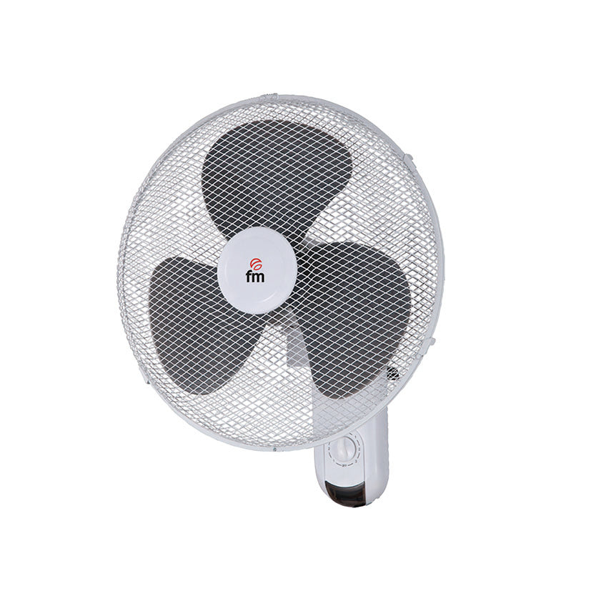 Ventilador de pared FM VM-140 M de 40 cm de diámetro con rejilla protectora blanca y tres aspas oscuras.