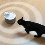 Vista superior de fuente de agua para gatos mostrando el flujo circular y el sensor de proximidad.
