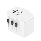 Adaptador de viaje universal blanco con selectores para enchufes USA, UK y DE.