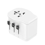 Adaptador de viaje universal blanco con selectores para enchufes USA, UK y DE.