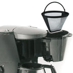 Filtro de café reutilizable Fackelmann siendo insertado en una cafetera de goteo eléctrica