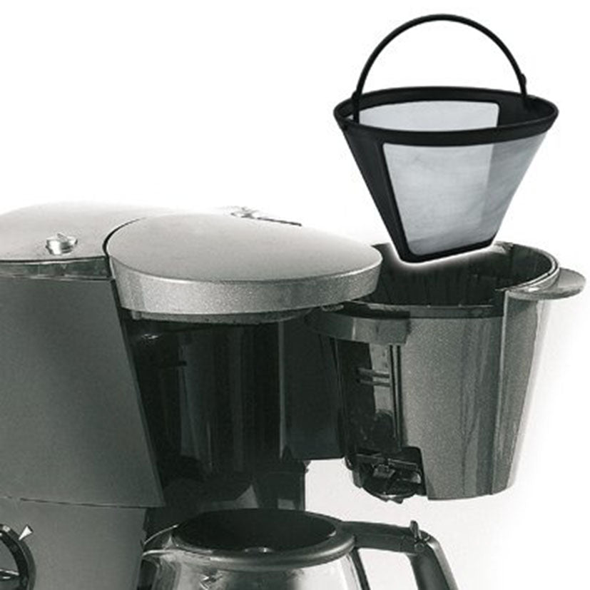 Filtro de café reutilizable Fackelmann siendo insertado en una cafetera de goteo eléctrica