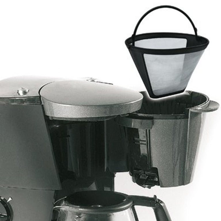 Filtro de café reutilizable Fackelmann siendo insertado en una cafetera de goteo eléctrica