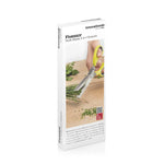 Caja del producto InnovaGoods Fivessor mostrando el uso de las tijeras 5 en 1 para picar cebollino sobre una tabla.
