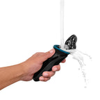 Limpieza del cabezal de la afeitadora UFESA Nano Cut bajo el chorro de agua del grifo.