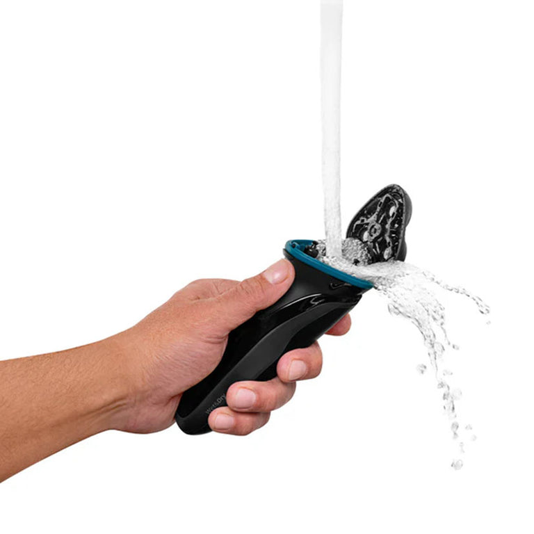 Limpieza del cabezal de la afeitadora UFESA Nano Cut bajo el chorro de agua del grifo.