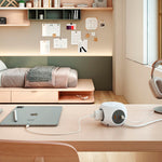 Regleta Simon Combiball en escritorio cargando tablet y smartphone mediante puertos USB y enchufe.