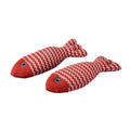 Dos juguetes para gatos en forma de pez de color rojo con patrón de zigzag blanco sobre fondo blanco