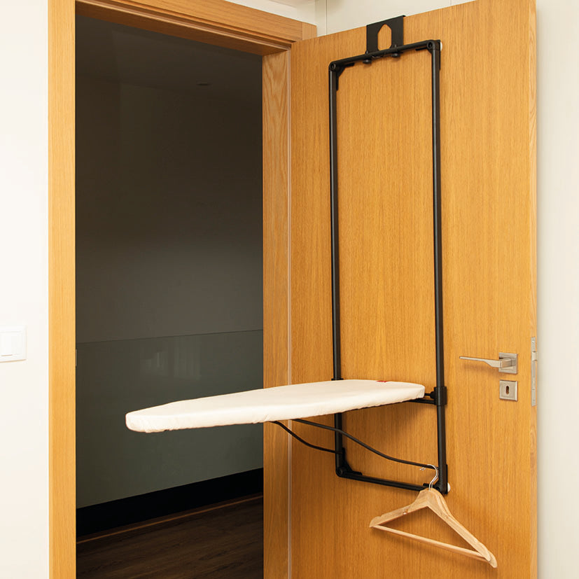 Tabla de planchar HABITEX Wall abierta instalada en puerta de madera con percha inferior