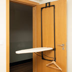 Tabla de planchar HABITEX Wall abierta instalada en puerta de madera con percha inferior