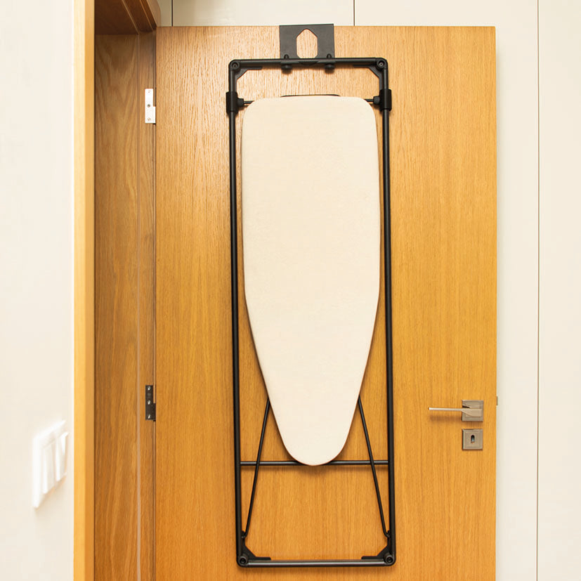 Tabla de planchar plegable HABITEX Wall cerrada sobre puerta ahorrando espacio