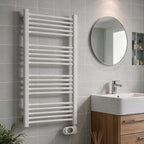 Toallero calefactor HJM Noor instalado en pared de baño moderno junto al lavabo
