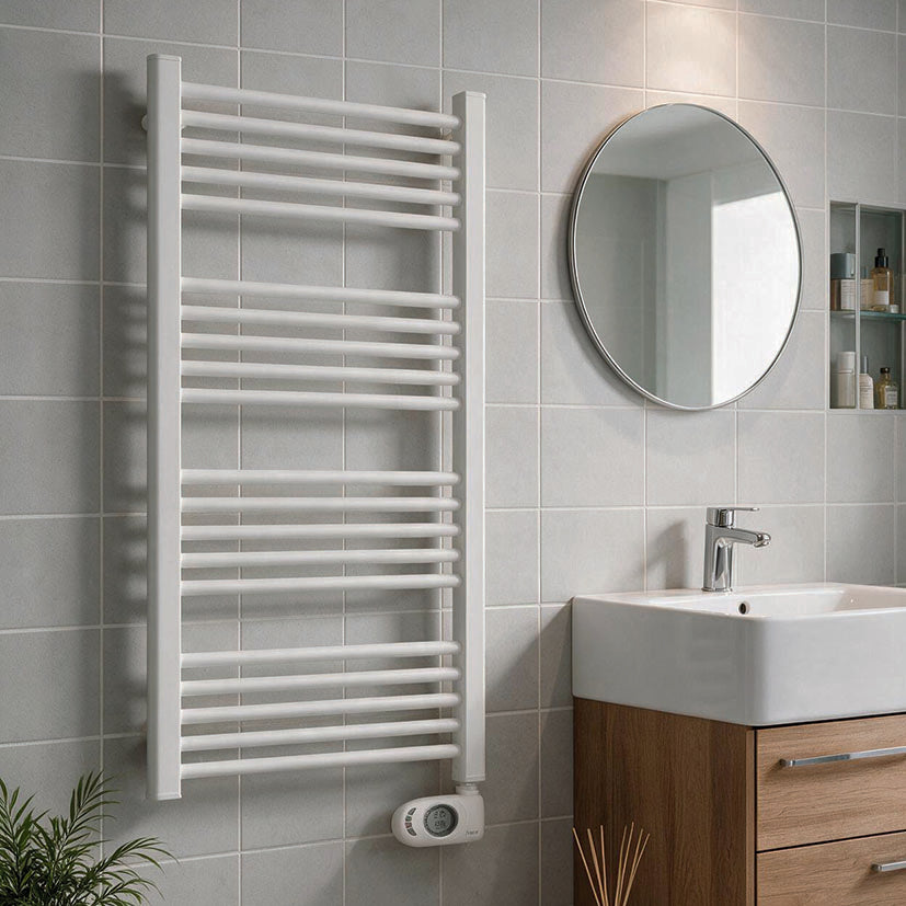Toallero calefactor HJM Noor instalado en pared de baño moderno junto al lavabo