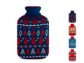 Bolsa de agua caliente Pengo con funda de punto azul marino y motivos de muñecos de nieve y abetos rojos.