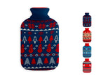 Bolsa de agua caliente Pengo con funda de punto azul marino y motivos de muñecos de nieve y abetos rojos.