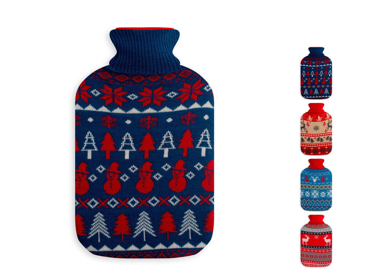 Bolsa de agua caliente Pengo con funda de punto azul marino y motivos de muñecos de nieve y abetos rojos.
