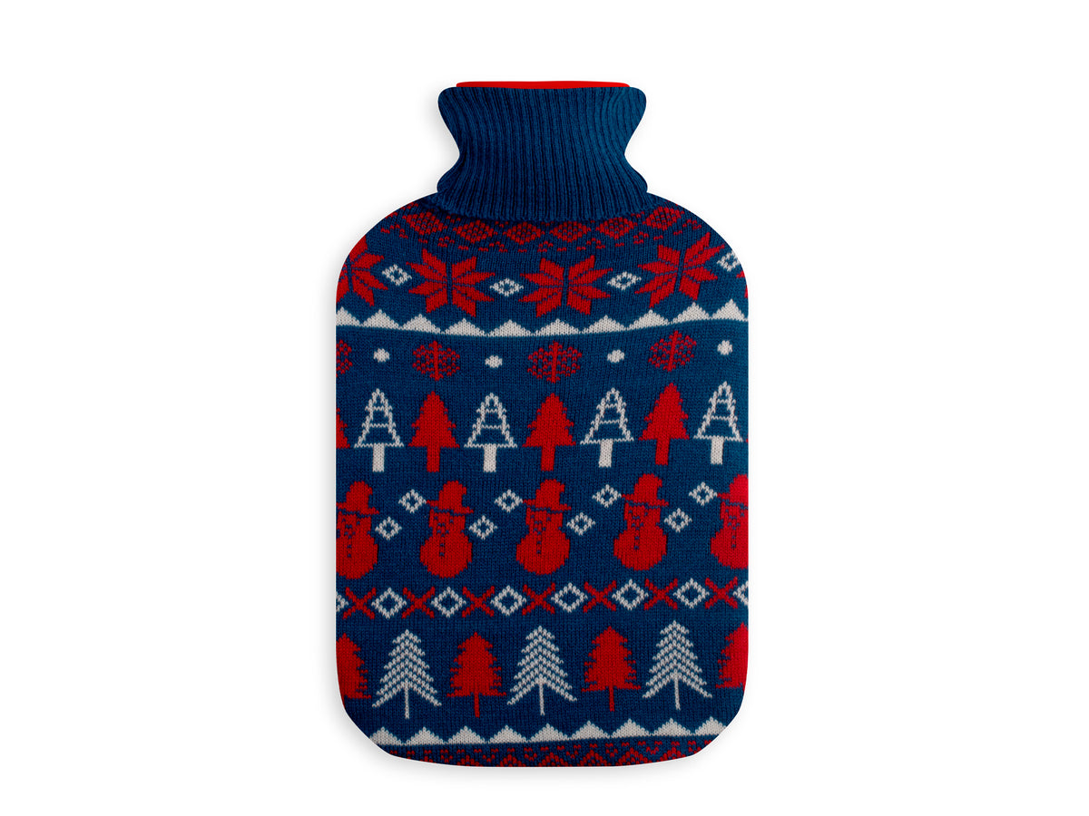 Bolsa de agua caliente con funda tricotada en rojo y beige con diseño de renos, corazones y campanas.