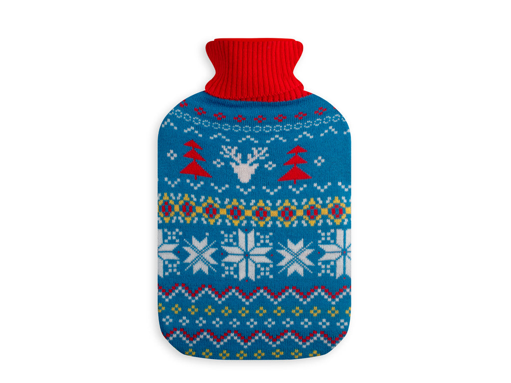 Bolsa de agua caliente con funda de punto roja y gris con cenefas de renos y motivos geométricos invernales.