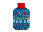 Bolsa de agua caliente con funda de punto roja y gris con cenefas de renos y motivos geométricos invernales.