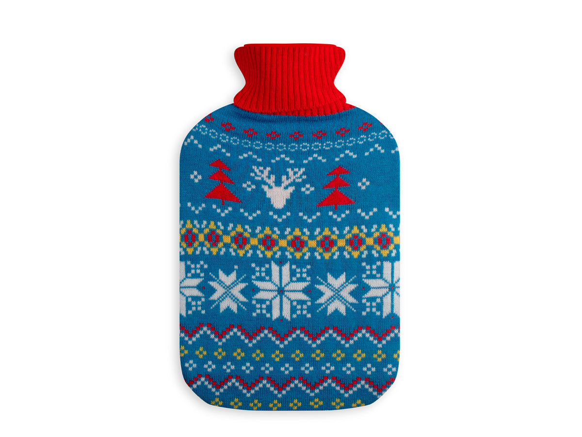 Bolsa de agua caliente con funda de punto roja y gris con cenefas de renos y motivos geométricos invernales.