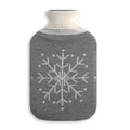 Bolsa de agua caliente PENGO 1.8L con funda de punto gris y diseño de copo de nieve blanco