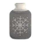 Bolsa de agua caliente PENGO 1.8L con funda de punto gris y diseño de copo de nieve blanco
