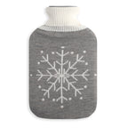 Vista frontal de bolsa de agua caliente PENGO con funda tricot gris y motivo de copo de nieve