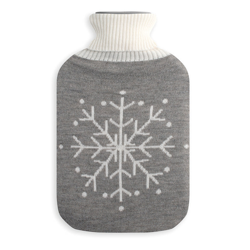 Vista frontal de bolsa de agua caliente PENGO con funda tricot gris y motivo de copo de nieve