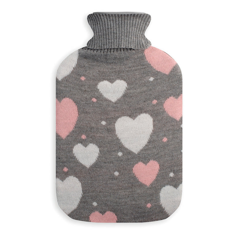 Bolsa de agua caliente PENGO 1.8L con funda de punto gris y estampado de corazones blancos y rosas